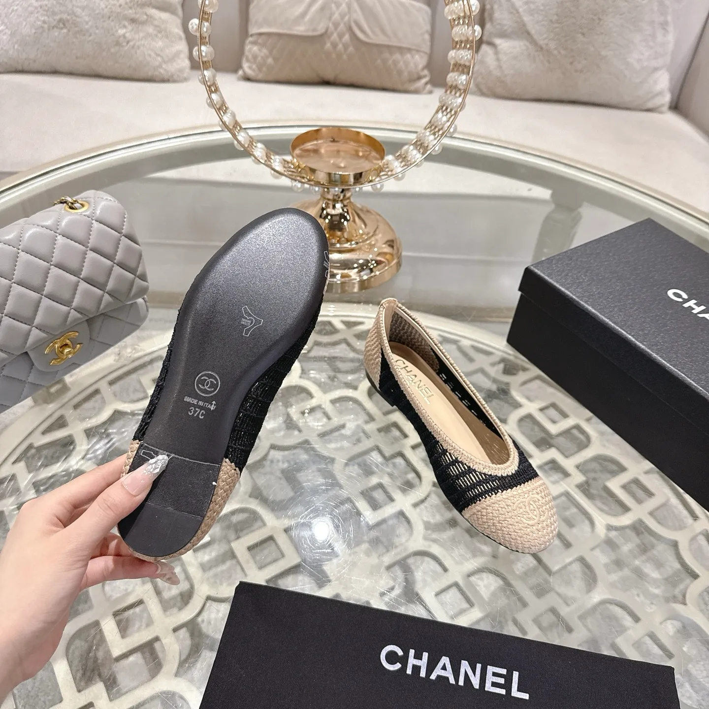 👟👟Ex-factory price 520👟👟 Chanel 25SS finally comes out with woven ballet shoes‼ ️ Shoes worthy of their own article, I have to say that they are finally waiting for you! So elegant and chill. Wear it in the summer to enjoy the breeze and walk on the street. Round square toe design. Cute and cute~ The appearance is super online. When you wear it, you will feel like a wealthy daughter. I thought it was good-looking. Only when I put it on my feet do I know how easy it is to wear~ Upper: Exclusive custom-made mesh (comfortable and breathable) Foot pad: Sheepskin Outsole: Genuine leather sole imported from Italy Size: 35-39 (customized at 40.41.42)